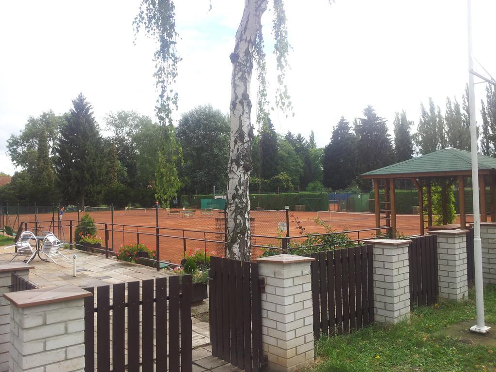 Penzion Tenis ปอดเยบราดิ ภายนอก รูปภาพ