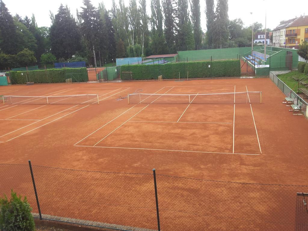 Penzion Tenis ปอดเยบราดิ ภายนอก รูปภาพ