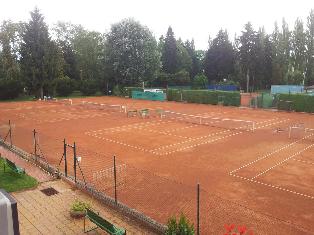 Penzion Tenis ปอดเยบราดิ ภายนอก รูปภาพ