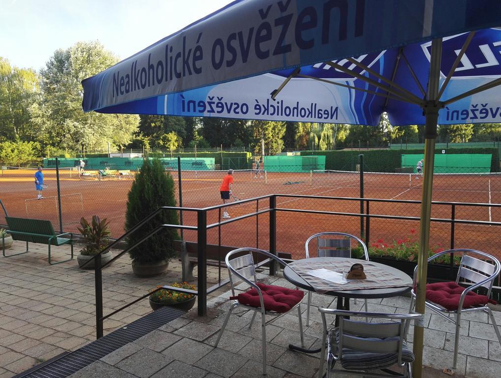 Penzion Tenis ปอดเยบราดิ ภายนอก รูปภาพ