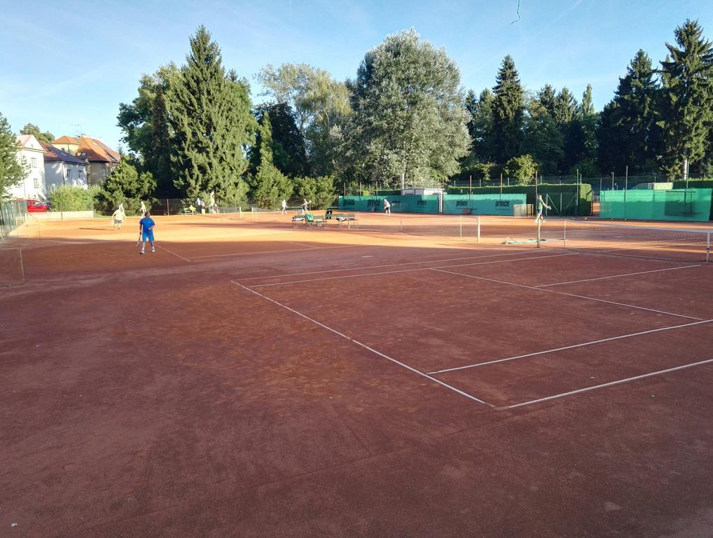 Penzion Tenis ปอดเยบราดิ ภายนอก รูปภาพ