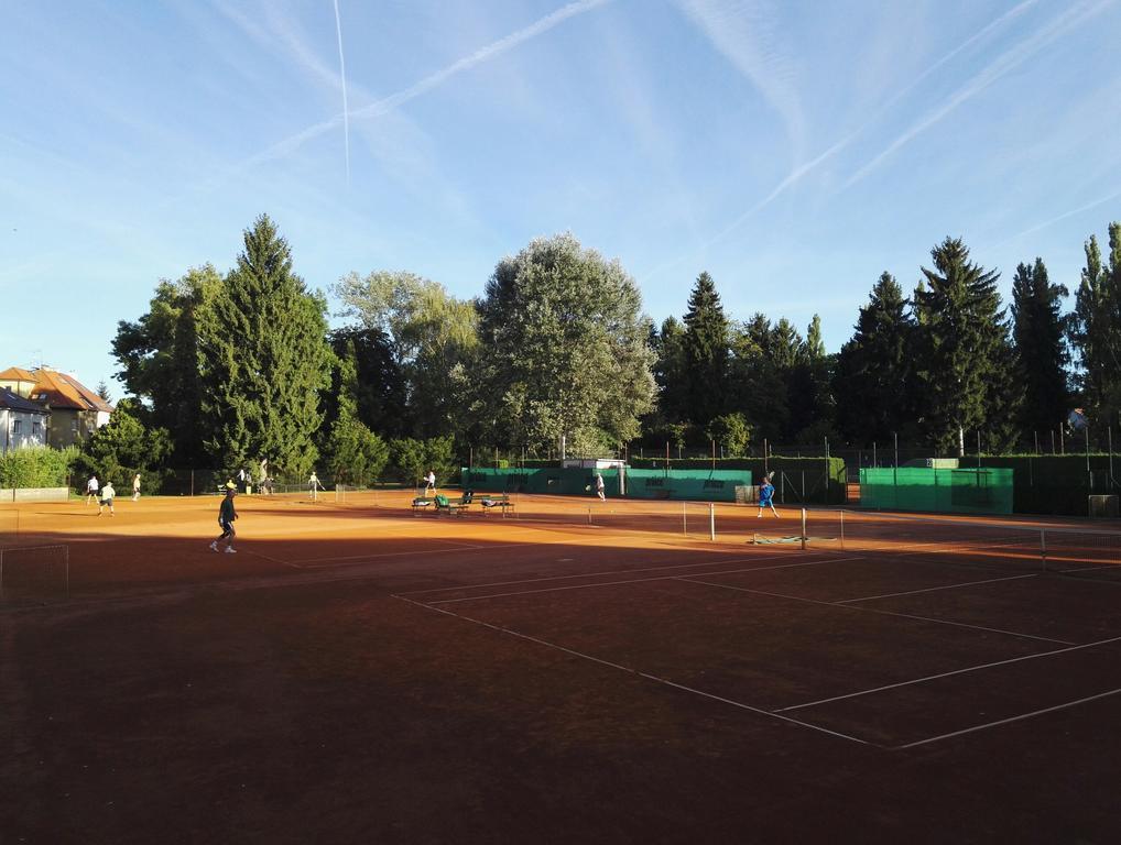 Penzion Tenis ปอดเยบราดิ ภายนอก รูปภาพ
